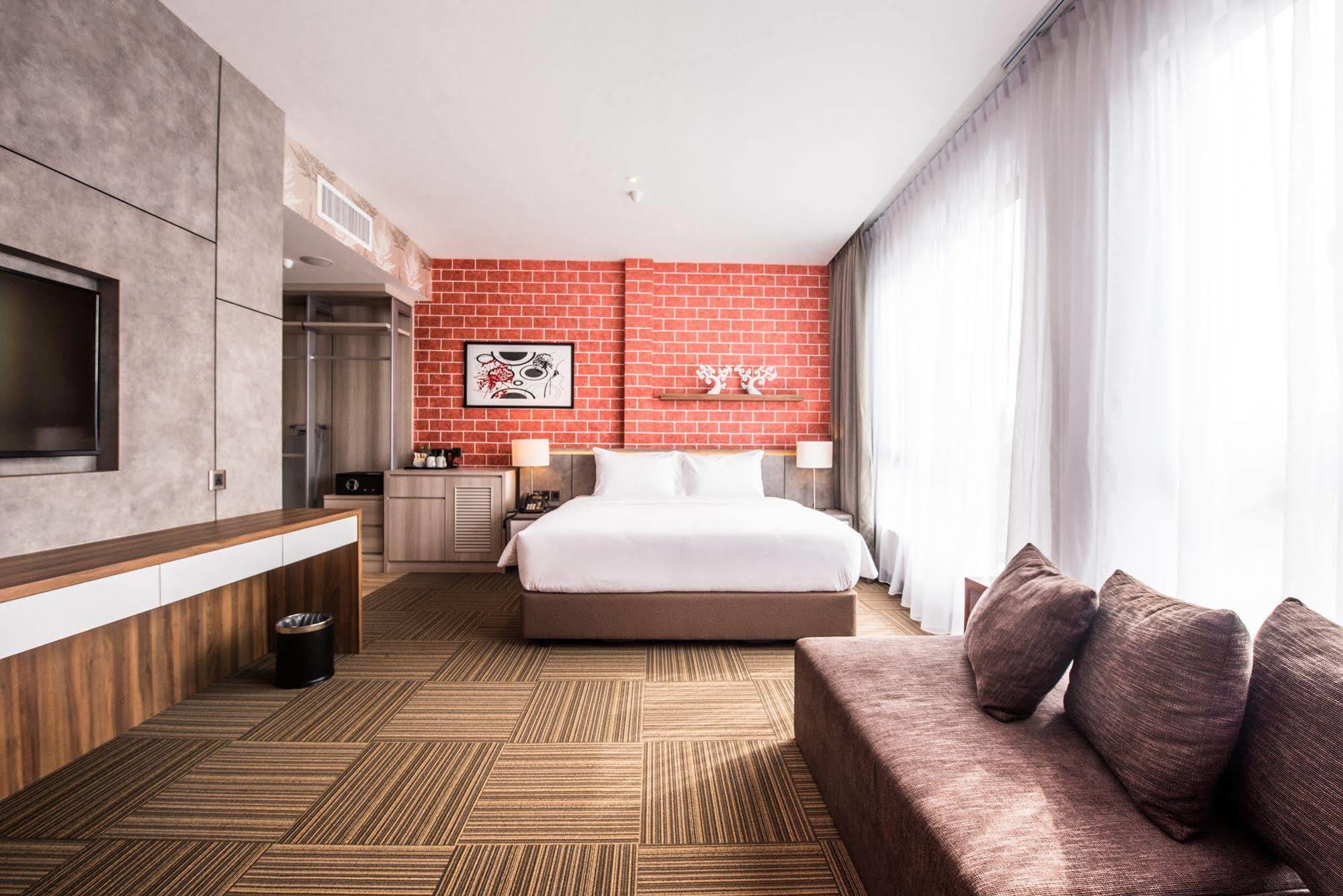 The Smith House Hotel Пантай Ченанг Екстериор снимка